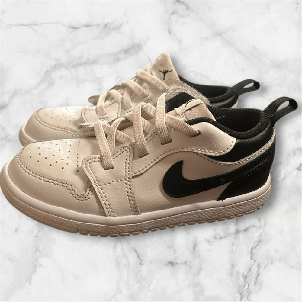 Nike Jordan AJ 1low toddler white and Black Sneakers sz 10C, 015